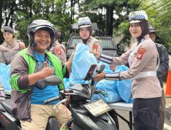Polda Metro Jaya Gelar Jumat Peduli, Bagikan Sembako kepada Masyarakat