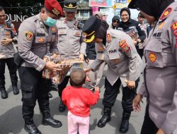 Kapolres Metro Bekasi Tinjau Arus Balik di Pos Terpadu Gedung Juang, Bagikan Snack untuk Masyarakat
