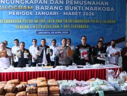 Lewat Patroli Jalan Kaki, Satgas Damai Cartenz Bangun Kedekatan dengan Warga Sinak