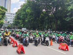 Polda Metro Jaya Berbagi di Jumat Peduli, Ojol hingga Pekerja Harian Terima Sembako