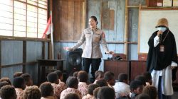 Hadirkan Keceriaan dan Edukasi Bagi Siswa, Satgas Damai Cartenz Gelar Bakti Sosial di SD Negeri Pomako