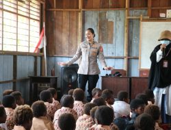 Hadirkan Keceriaan dan Edukasi Bagi Siswa, Satgas Damai Cartenz Gelar Bakti Sosial di SD Negeri Pomako