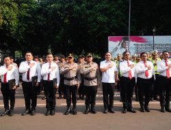 Kapolda Metro Jaya Serahkan Pin Emas Kapolri kepada Personel Ditresnarkoba PMJ Pengungkap Sabu 516 Kg Jaringan Internasional