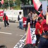 Di Tengah Aksi Penyampaian Aspirasi, Polisi Bagikan Air Mineral dan Snack untuk Massa