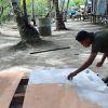 Satgas TMMD Kodim 1710/Mimika Lakukan Pengecatan Triplek Demi Hasil Maksimal