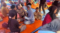 Ditpamobvit Polda Metro Bagikan 500 Boks Makanan untuk Korban Kebakaran Kemayoran