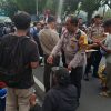 Polisi Bagikan Roti dan Air Mineral untuk Massa Aksi Mahasiswa BEM UBK di Silang Selatan