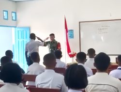 Babinsa Koramil Timika Beri Pembekalan kepada Siswa-Siswi Baru SMA Taruna Timika