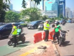 Momen Ojol Beri Bunga ke Polisi Saat Hari Bhayangkara ke-80