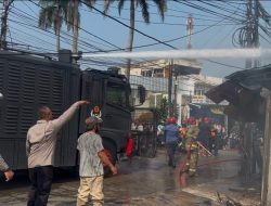 Brimob Polda Metro Jaya Bantu Padamkan Kebakaran Dua Kios di Ciputat