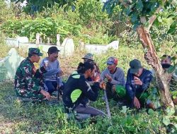 Babinsa Koramil Mapurujaya Bersama Warga Bersihkan TPU Kampung Hiripau