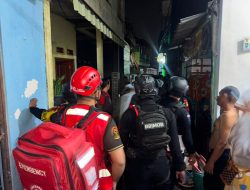 Brimob Polda Metro Jaya Sigap Amankan Lokasi Kebakaran Saat Patroli Malam di Bekasi Barat