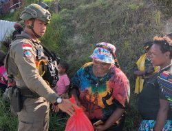 Satgas Ops Damai Cartenz-2026 Bagikan Sembako dan Perkuat Pengamanan Objek Vital di Sugapa Melalui Pendekatan Humanis