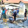 Semangat Kebersamaan Satgas TMMD ke-129 Kodim 1505/Tidore dan Warga Terus Menggelora di Lokasi Pembangunan Drainase