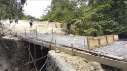 Rehab Jembatan TMMD Ke-129 Pengecoran Bagian Atas Jembatan Hampir Rampung, Akses Masyarakat Kampung Sesor Segera Lebih Aman dan Lancar