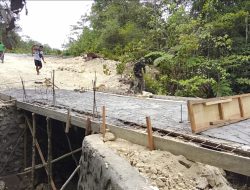 Rehab Jembatan TMMD Ke-129 Pengecoran Bagian Atas Jembatan Hampir Rampung, Akses Masyarakat Kampung Sesor Segera Lebih Aman dan Lancar