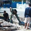 Bahu Membahu Demi Desa Sehat, Satgas TMMD Bersama Warga Bersihkan Saluran Air