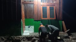 Pantang Menyerah hingga Malam, Satgas TMMD Ke-129 Kodim 1807/Sorsel Lembur Finishing Rumah Type 36 untuk Warga Kampung Sesor