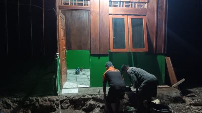 Pantang Menyerah hingga Malam, Satgas TMMD Ke-129 Kodim 1807/Sorsel Lembur Finishing Rumah Type 36 untuk Warga Kampung Sesor