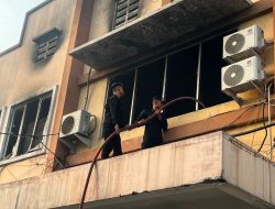 Brimob Polda Metro Jaya Bantu Padamkan Kebakaran Gudang di Kosambi