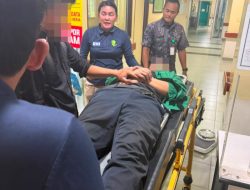 Tim Medis Polda Metro Jaya Sigap Evakuasi Mahasiswa yang Pingsan Saat Aksi
