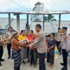 Polri Salurkan Bantuan Sosial untuk Warga Terdampak Gempa di Desa Kerirea