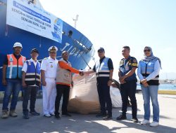 Gelombang Kedua, KM Tidar Turunkan Barang Bantuan di Pelabuhan Lorens Say Maumere