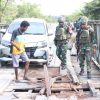 Sinergi TNI-Polri dan Masyarakat Perbaiki Jembatan Poros Lokpon-Dekai Sambut HUT ke-81 TNI 