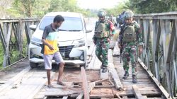 Sinergi TNI-Polri dan Masyarakat Perbaiki Jembatan Poros Lokpon-Dekai Sambut HUT ke-81 TNI 