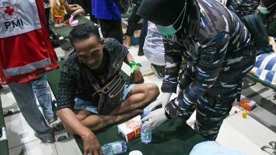 Perkuat Sinergi Lintas Sektor, Lanal Banjarmasin Bersama Tim SAR Gabungan Evakuasi Korban KM Virgo Transport 8