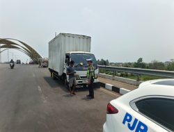 Jaga Kamseltibcarlantas, PJR Polda Banten Edukasi Pengemudi Truk