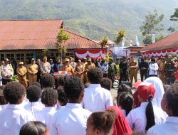 Kodim 1714/PJ dan Polri Kawal Wakil Gubernur Papua Tengah Tinjau Pembangunan Sekolah dan Serahkan Bantuan