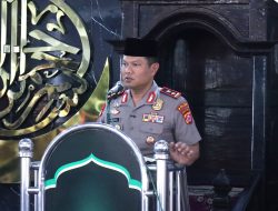Pererat Silaturahmi dengan Masyarakat, Kapolda Banten Laksanakan Shalat Jumat Keliling di Masjid Agung Ats-Tsauroh