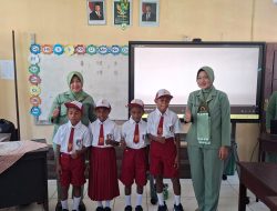 Wujud Kepedulian, Persit KCK Cabang XVII Kodim 1808/Mansel Berikan Bantuan Seragam Sekolah Dukung TMMD Ke-130