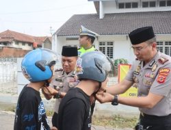 Bukan Tilang, Polres Majalengka Bagikan 81 Helm SNI untuk Pengendara