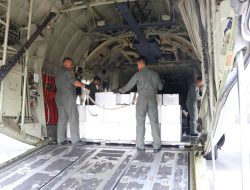 Lanjutkan Misi Penyemaian Dry Ice, Lanud Sjamsudin Noor Kerahkan Pesawat NC-212 dalam 3 Sortie