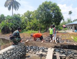 Medan Berlumpur Jadi Tantangan, Satgas TMMD Ke-130 Kerja Ekstra Rampungkan Pembangunan Jembatan