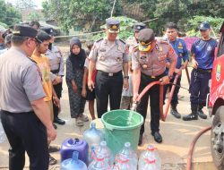 Kapolresta Tangerang Pimpin Pendistribusian Bantuan Ribuan Liter Air Bersih ke Sindang Jaya