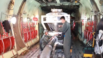 TNI Tebar 10,8 Ton Bahan Modifikasi Cuaca di Kalimantan