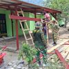 Rumah Warga Yamboi Makin Rapi dan Asri, Satgas TMMD Ke-130 Pasang Lisplang Baru