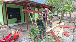 Rumah Warga Yamboi Makin Rapi dan Asri, Satgas TMMD Ke-130 Pasang Lisplang Baru