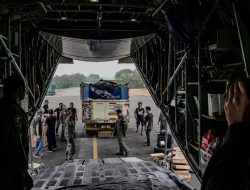 Percepat Penanganan Karhutla, TNI Kirim 23 Ton Garam Semai ke Palembang dan Banjarmasin