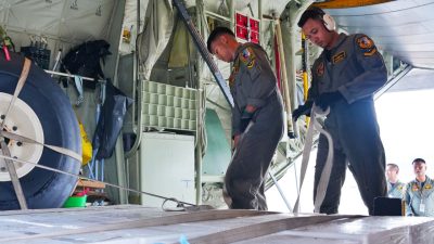 Percepat Penanganan Karhutla, TNI Kirimkan 20 Ton NaCl dan 600 Kg Dry Ice ke Palembang dan Banjarmasin