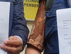 Cari Kepastian Hukum, Ibu Serahkan Surat ke Polda Metro Jaya Demi Anaknya